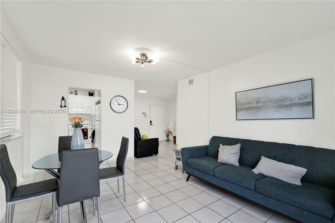 For Sale: $315,000 (2 beds, 2 baths, 900 Square Feet)