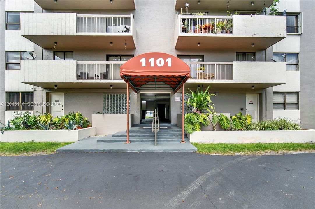 For Sale: $315,000 (2 beds, 2 baths, 900 Square Feet)