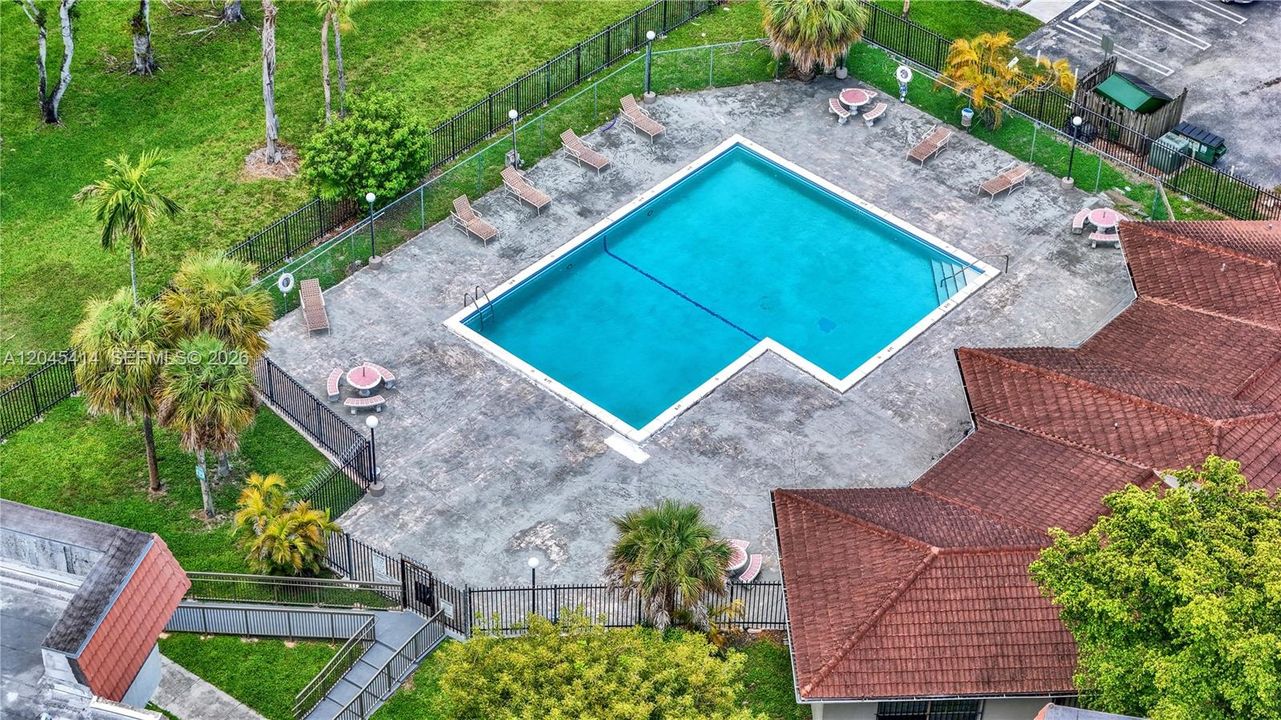 For Sale: $315,000 (2 beds, 2 baths, 900 Square Feet)