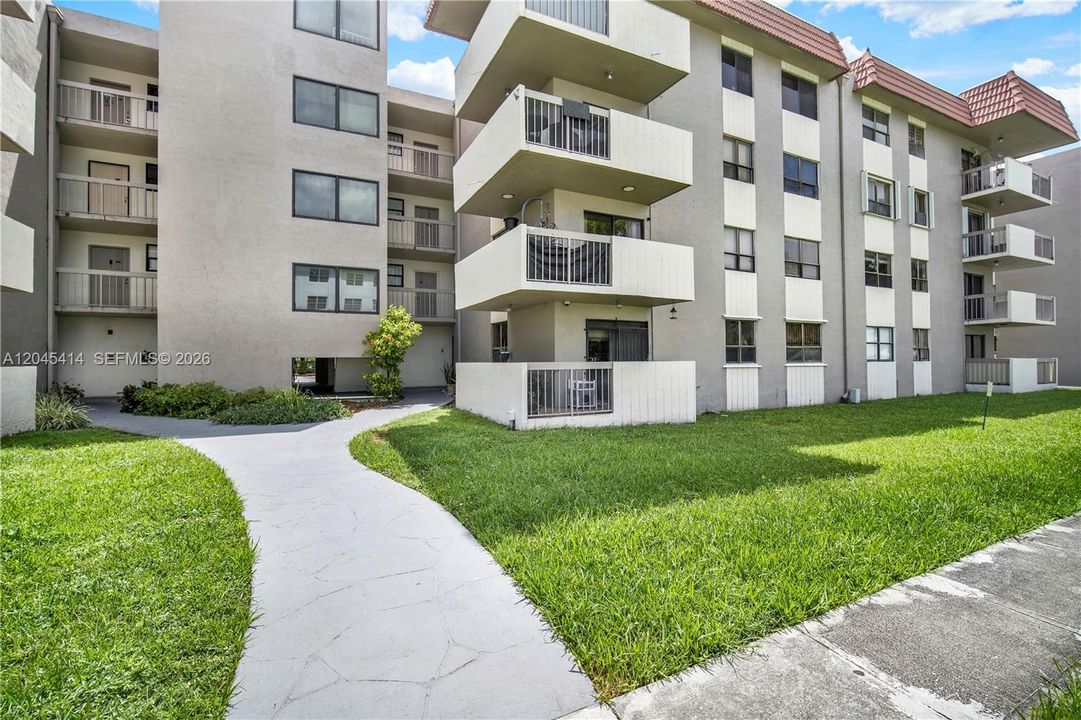 For Sale: $315,000 (2 beds, 2 baths, 900 Square Feet)