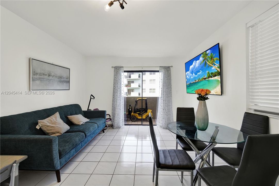 For Sale: $315,000 (2 beds, 2 baths, 900 Square Feet)