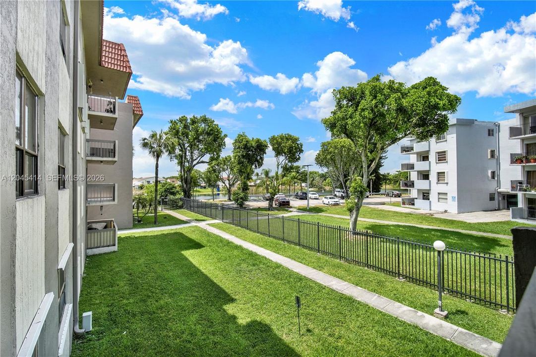 For Sale: $315,000 (2 beds, 2 baths, 900 Square Feet)