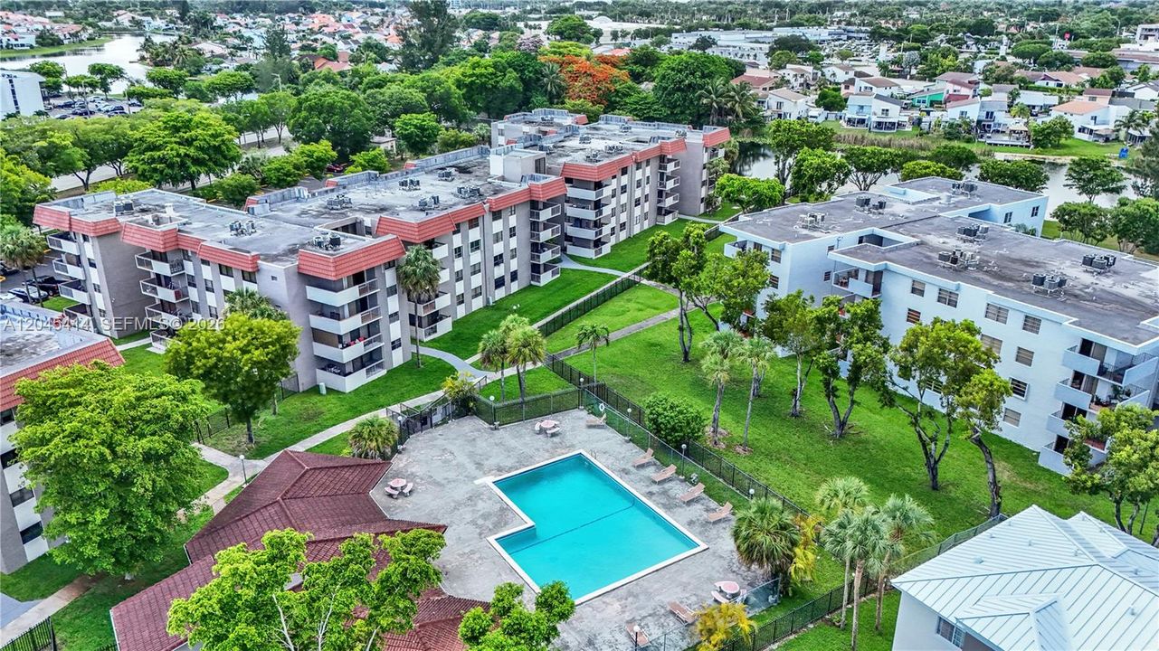 For Sale: $315,000 (2 beds, 2 baths, 900 Square Feet)