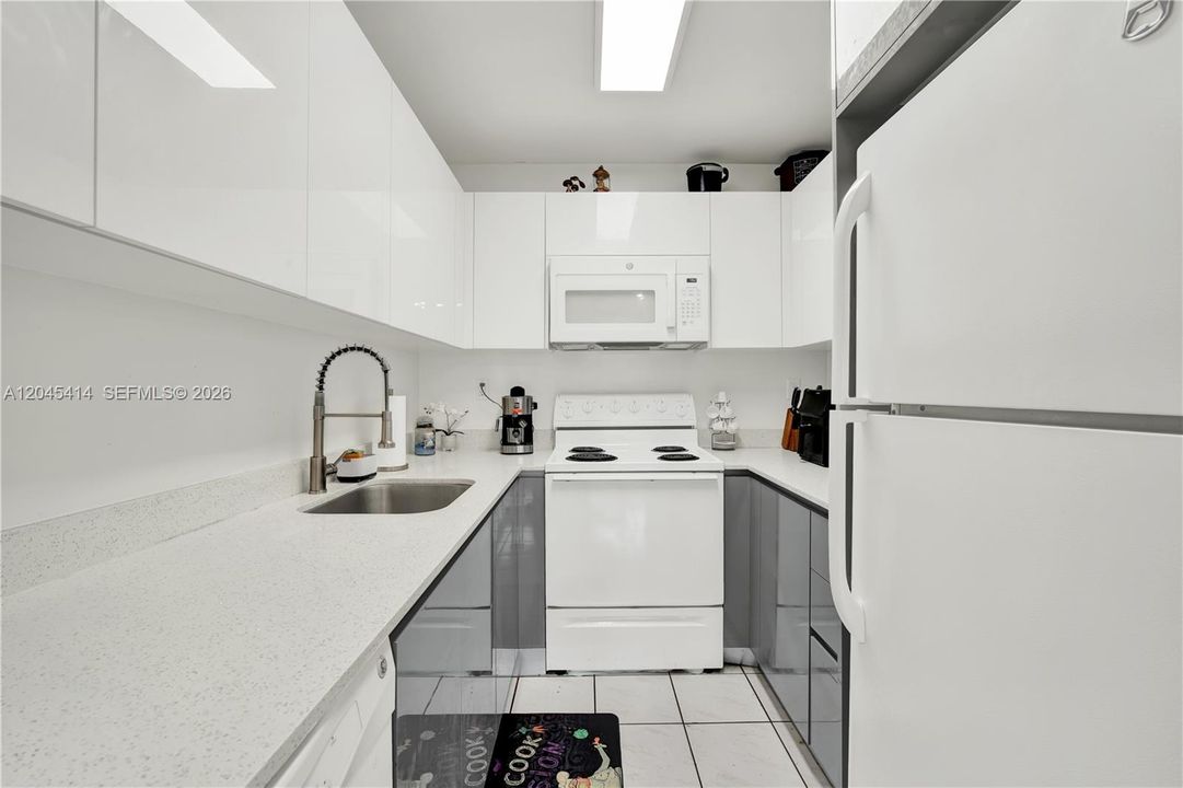 For Sale: $315,000 (2 beds, 2 baths, 900 Square Feet)