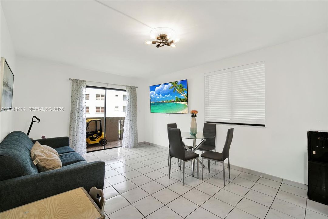 For Sale: $315,000 (2 beds, 2 baths, 900 Square Feet)