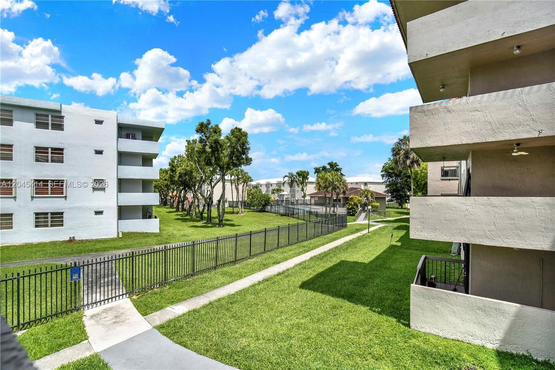 For Sale: $315,000 (2 beds, 2 baths, 900 Square Feet)