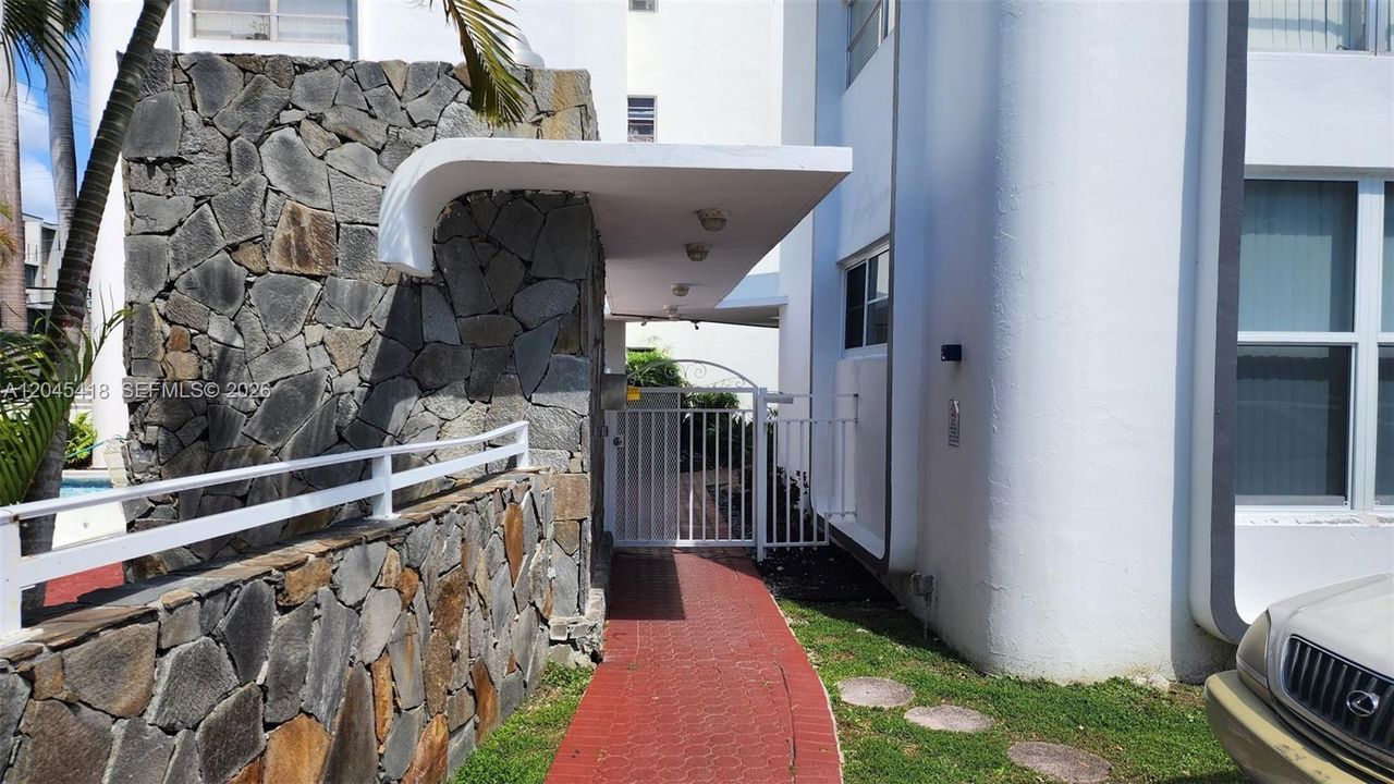 Bldgy entry area