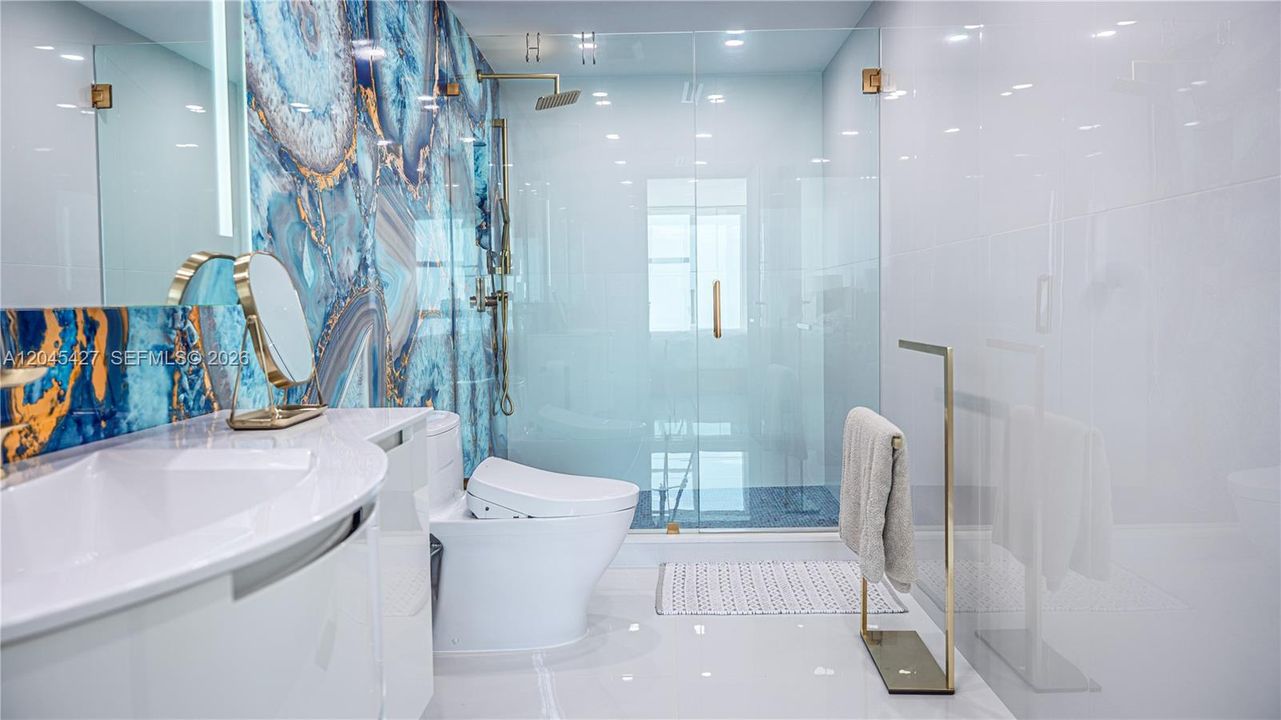Master  bathroom