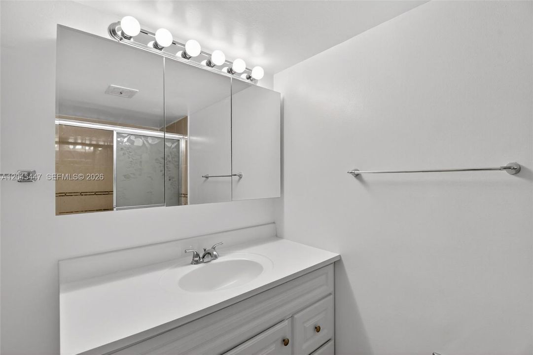 В аренду: $2,450 (2 спален, 2 ванн, 1315 Квадратных фут)