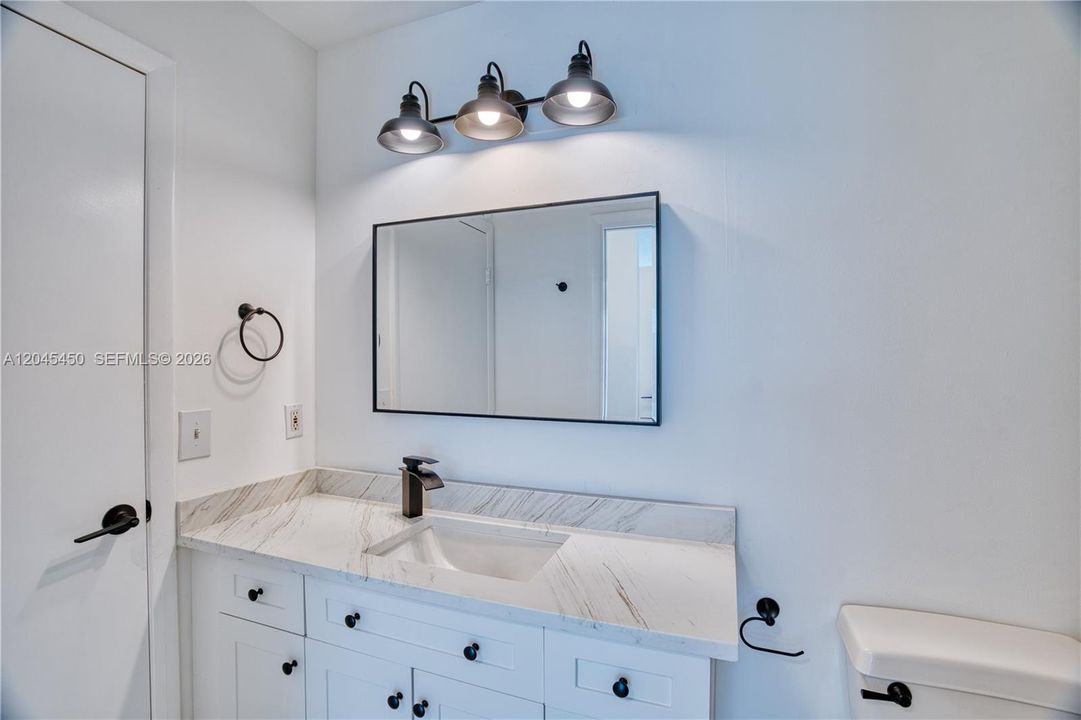 For Sale: $239,000 (1 beds, 1 baths, 610 Square Feet)