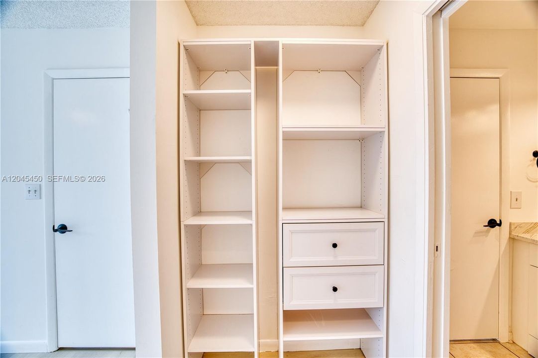 For Sale: $239,000 (1 beds, 1 baths, 610 Square Feet)