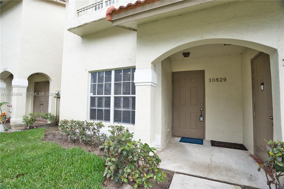 For Sale: $239,000 (1 beds, 1 baths, 610 Square Feet)