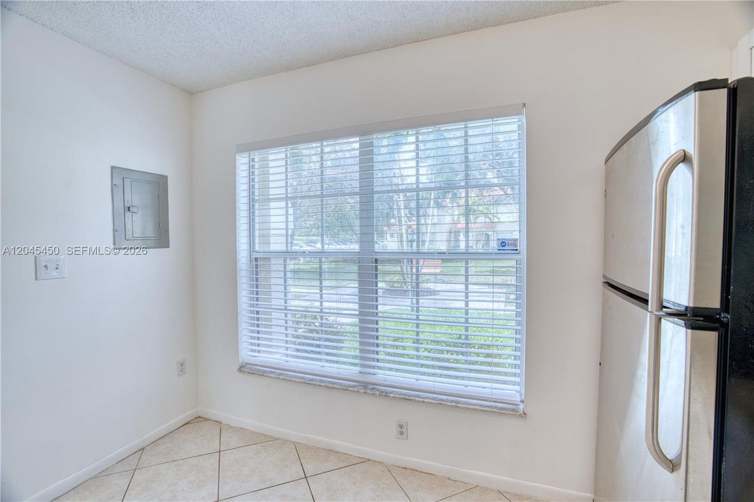 For Sale: $239,000 (1 beds, 1 baths, 610 Square Feet)