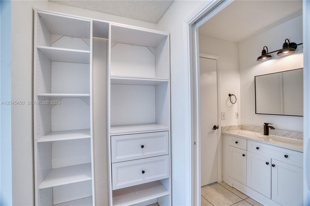 For Sale: $239,000 (1 beds, 1 baths, 610 Square Feet)