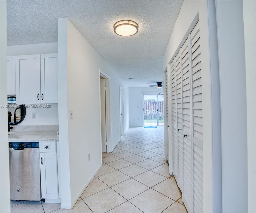 For Sale: $239,000 (1 beds, 1 baths, 610 Square Feet)