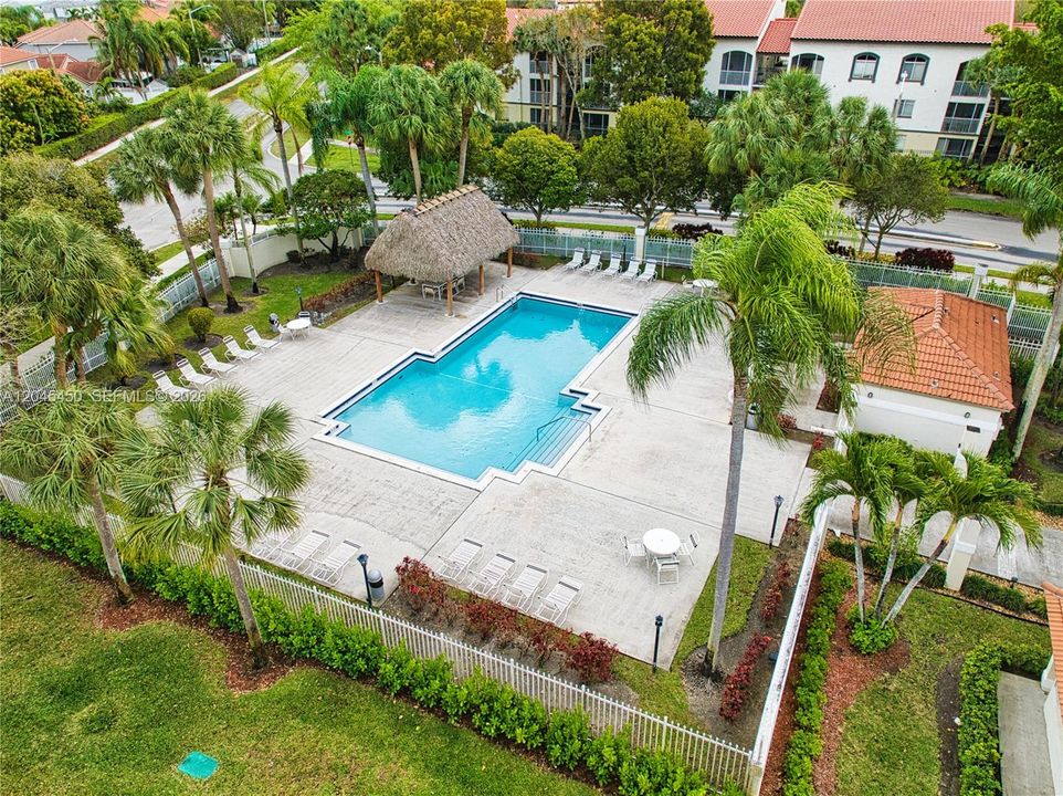 For Sale: $239,000 (1 beds, 1 baths, 610 Square Feet)