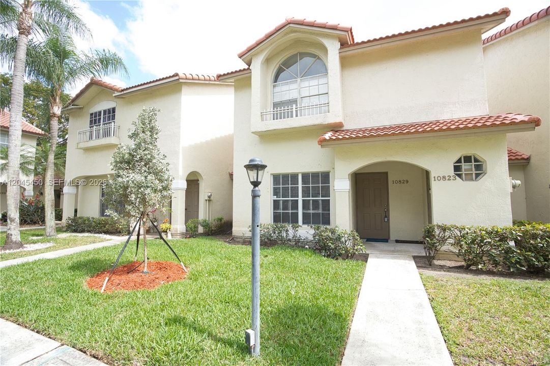 For Sale: $239,000 (1 beds, 1 baths, 610 Square Feet)