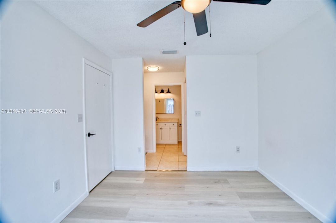 For Sale: $239,000 (1 beds, 1 baths, 610 Square Feet)