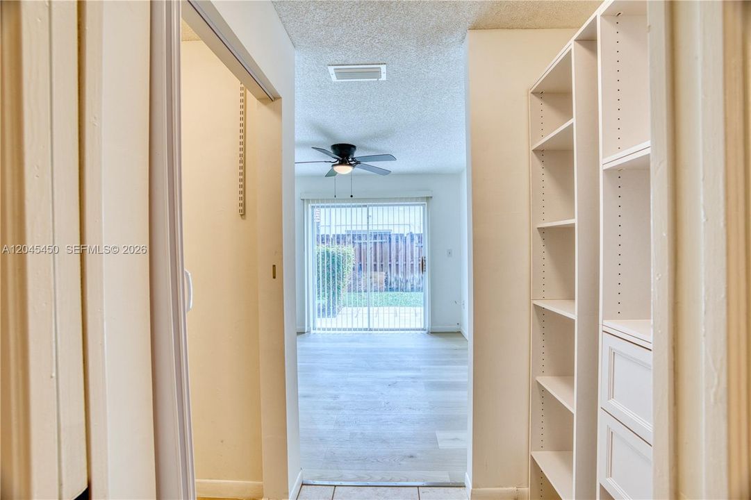 For Sale: $239,000 (1 beds, 1 baths, 610 Square Feet)