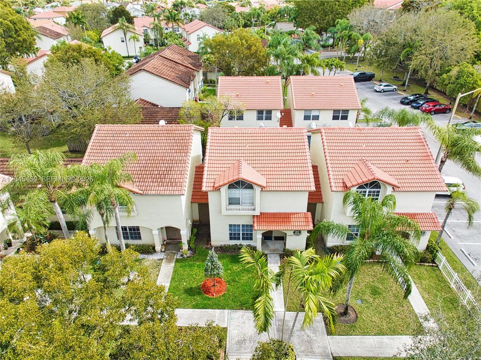 For Sale: $239,000 (1 beds, 1 baths, 610 Square Feet)