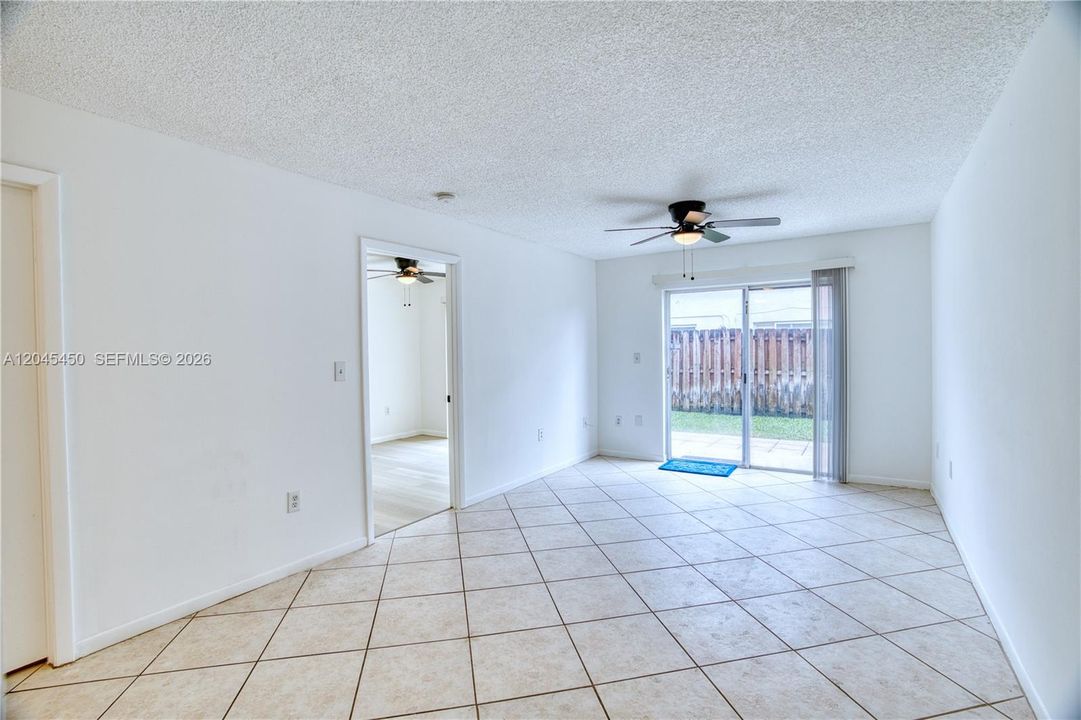 For Sale: $239,000 (1 beds, 1 baths, 610 Square Feet)
