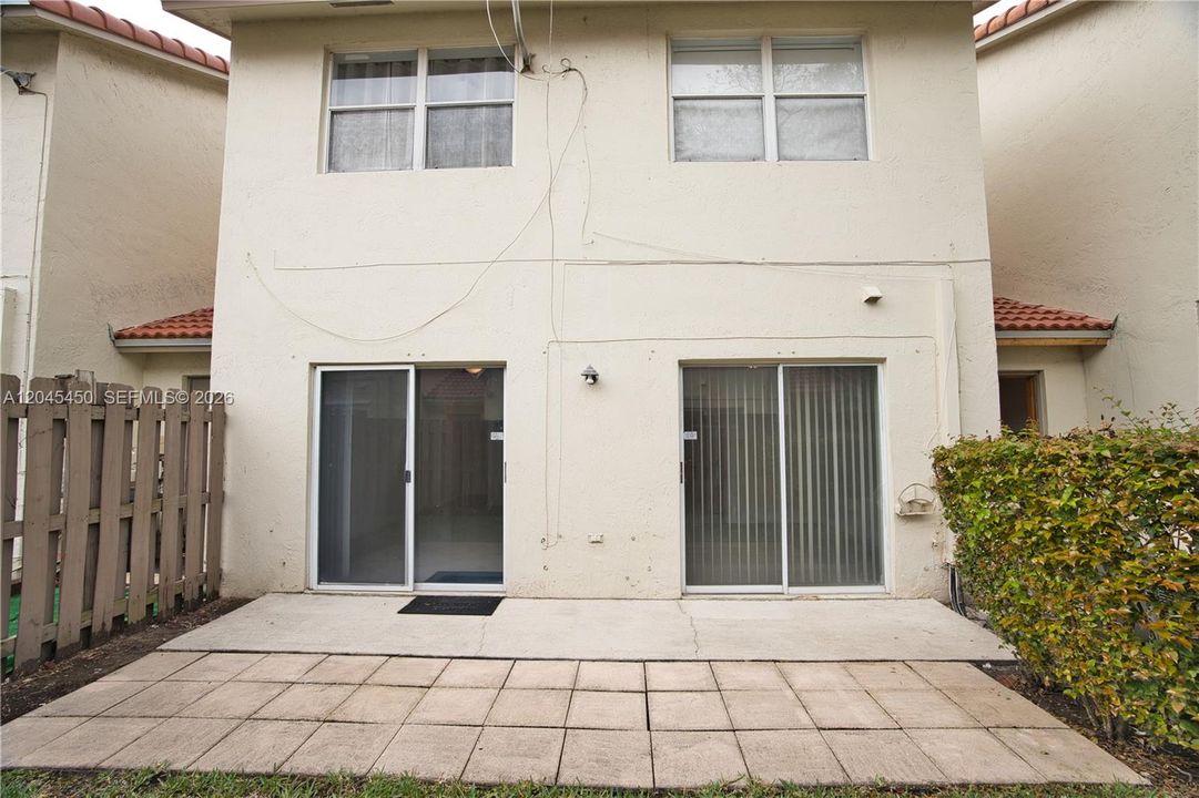 For Sale: $239,000 (1 beds, 1 baths, 610 Square Feet)