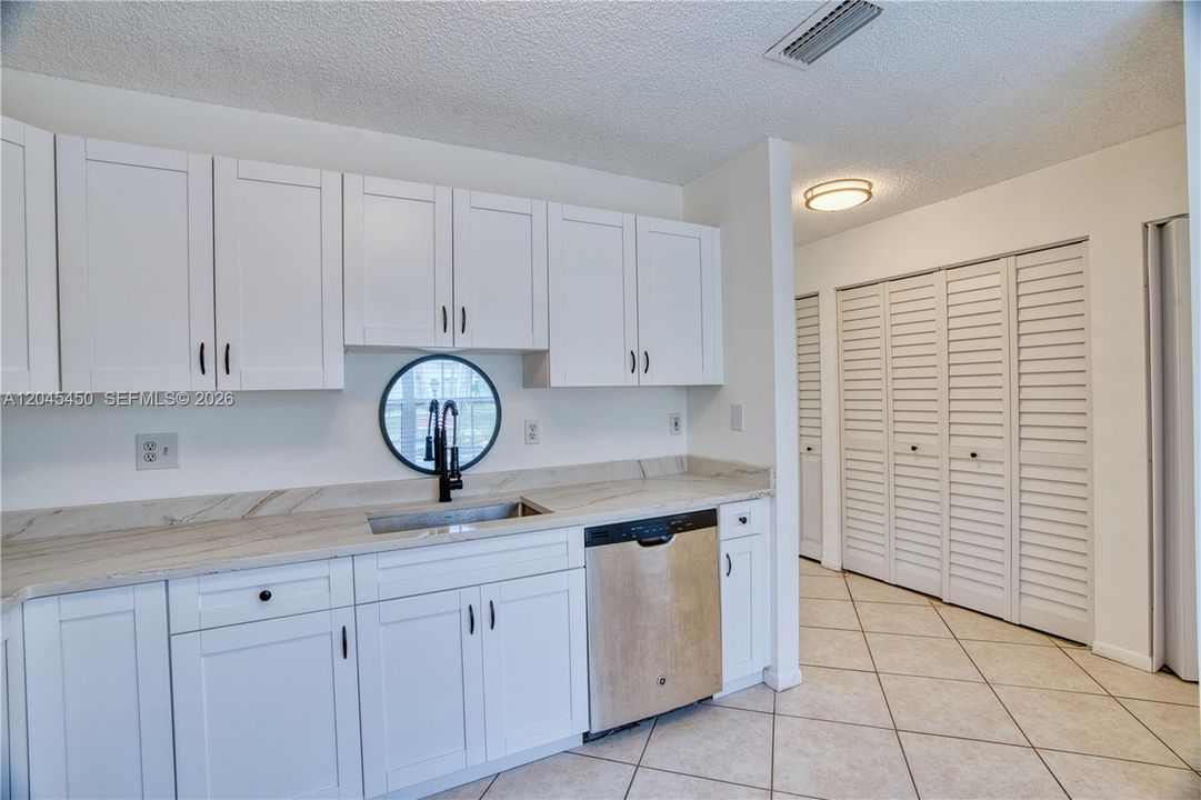 For Sale: $239,000 (1 beds, 1 baths, 610 Square Feet)