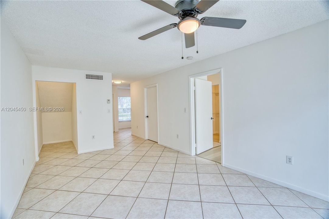 For Sale: $239,000 (1 beds, 1 baths, 610 Square Feet)