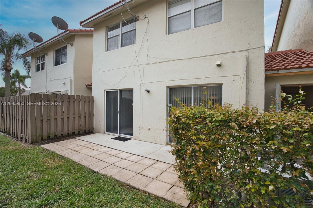 For Sale: $239,000 (1 beds, 1 baths, 610 Square Feet)
