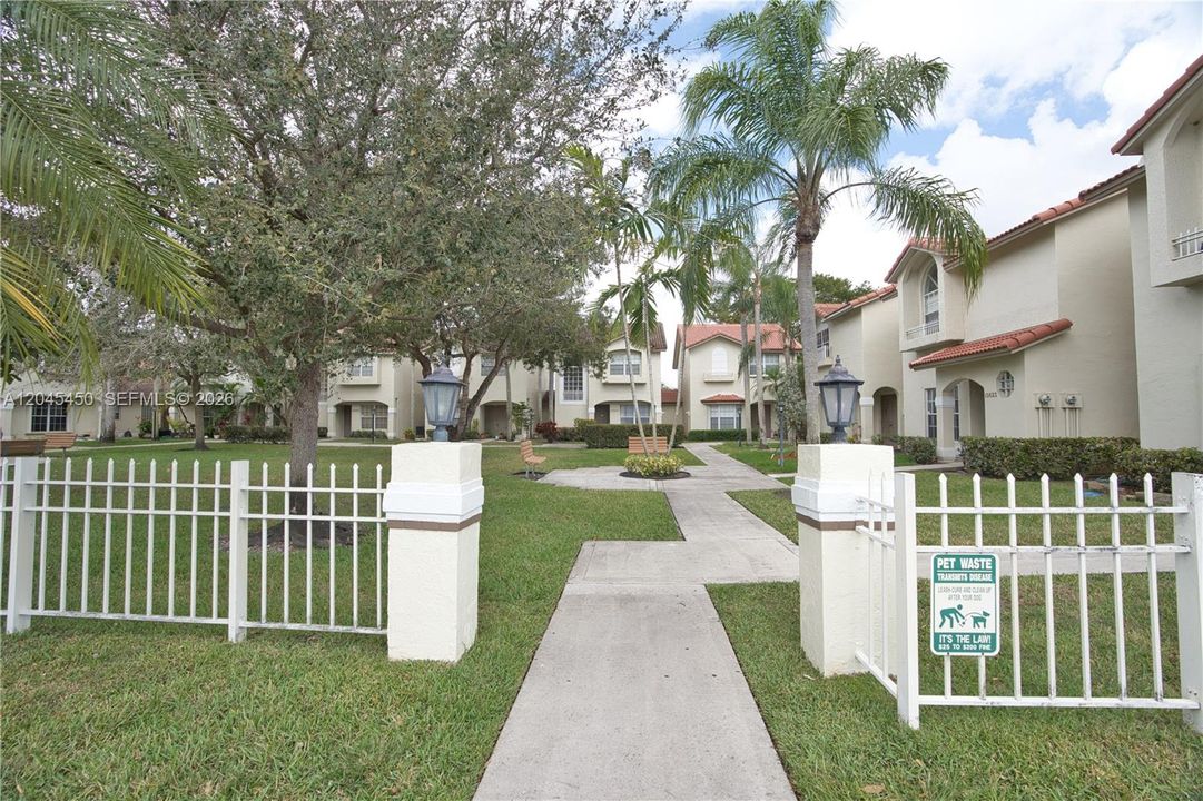 For Sale: $239,000 (1 beds, 1 baths, 610 Square Feet)