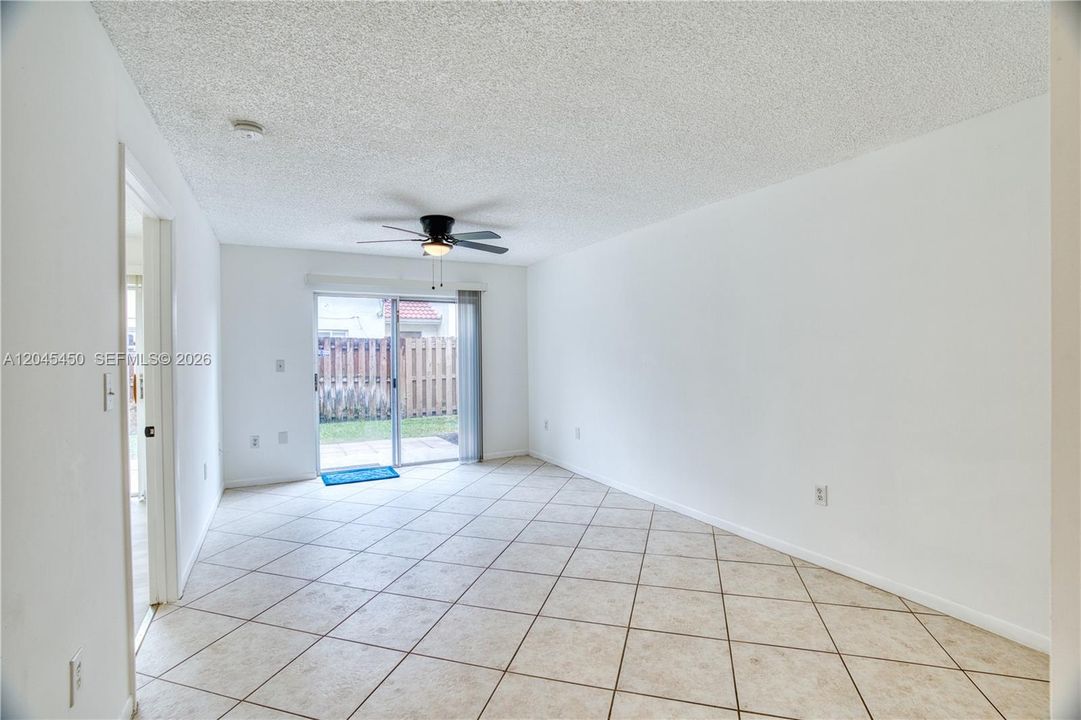 For Sale: $239,000 (1 beds, 1 baths, 610 Square Feet)