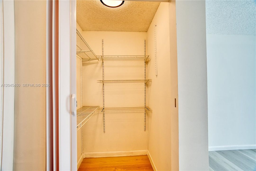 For Sale: $239,000 (1 beds, 1 baths, 610 Square Feet)