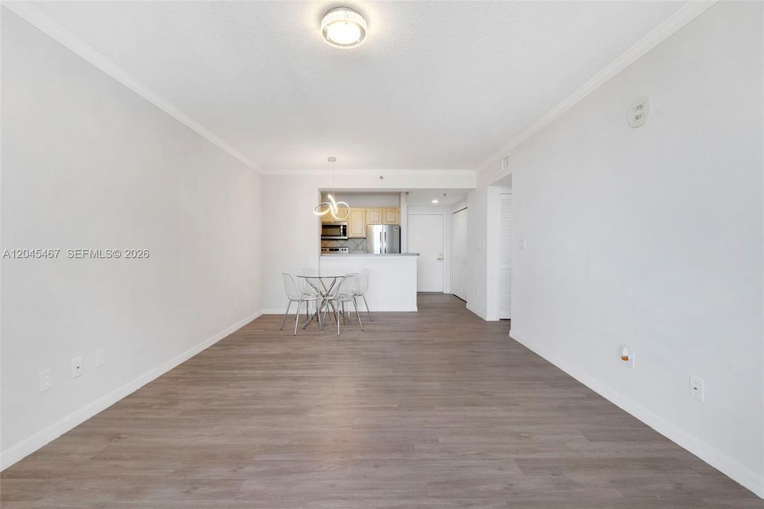 For Rent: $2,300 (1 beds, 1 baths, 711 Square Feet)
