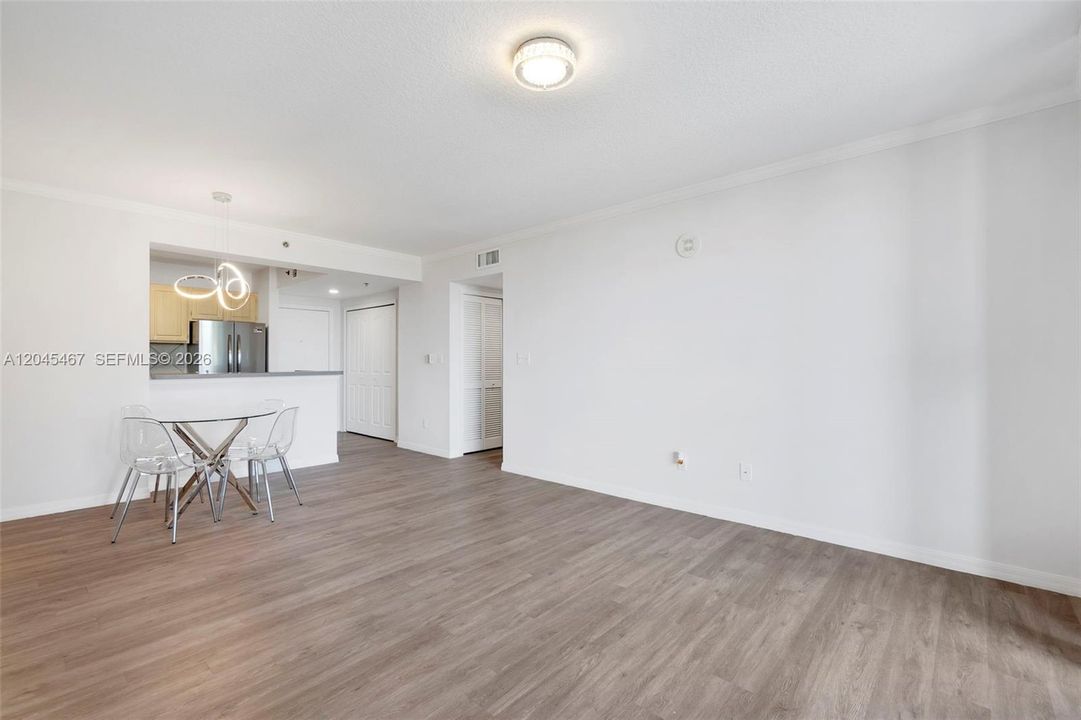 For Rent: $2,300 (1 beds, 1 baths, 711 Square Feet)