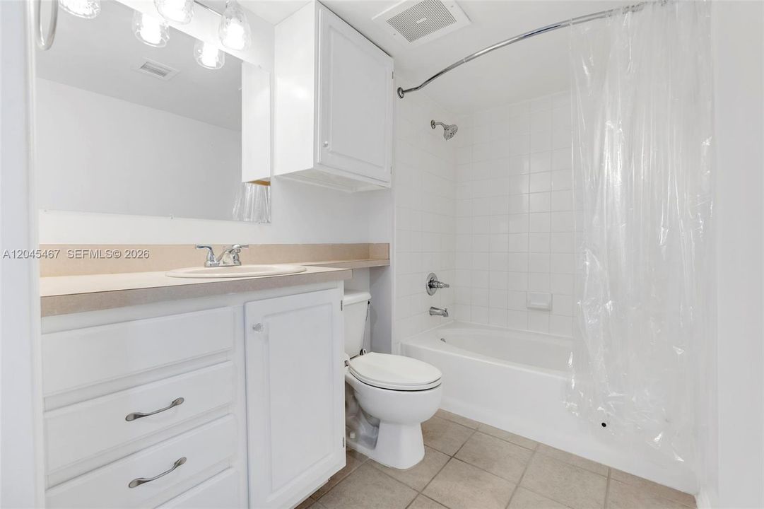 For Rent: $2,300 (1 beds, 1 baths, 711 Square Feet)