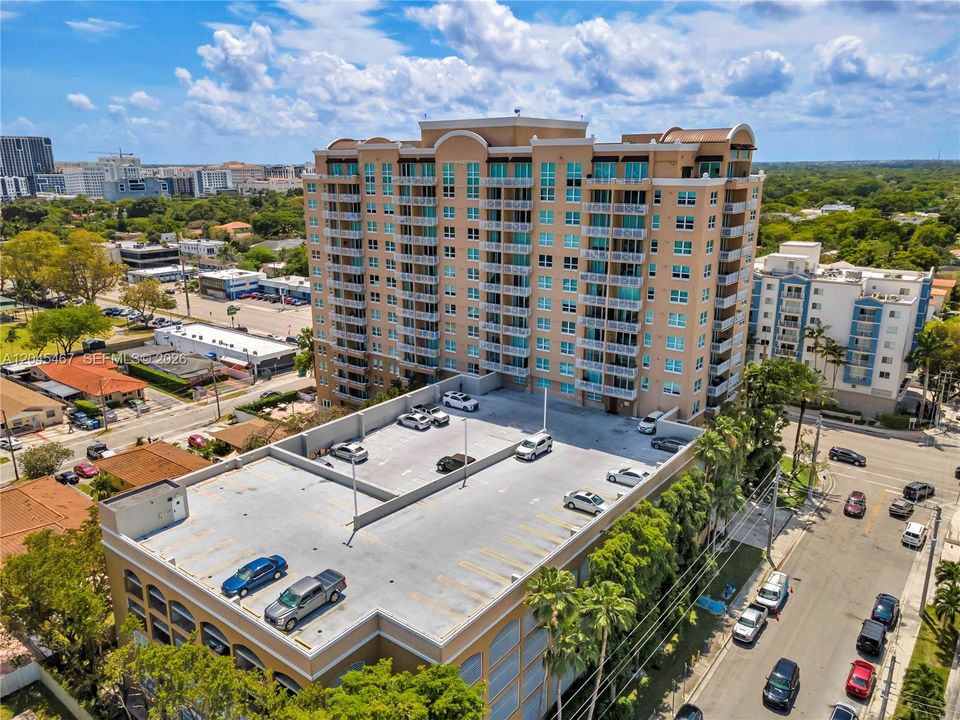 For Rent: $2,300 (1 beds, 1 baths, 711 Square Feet)