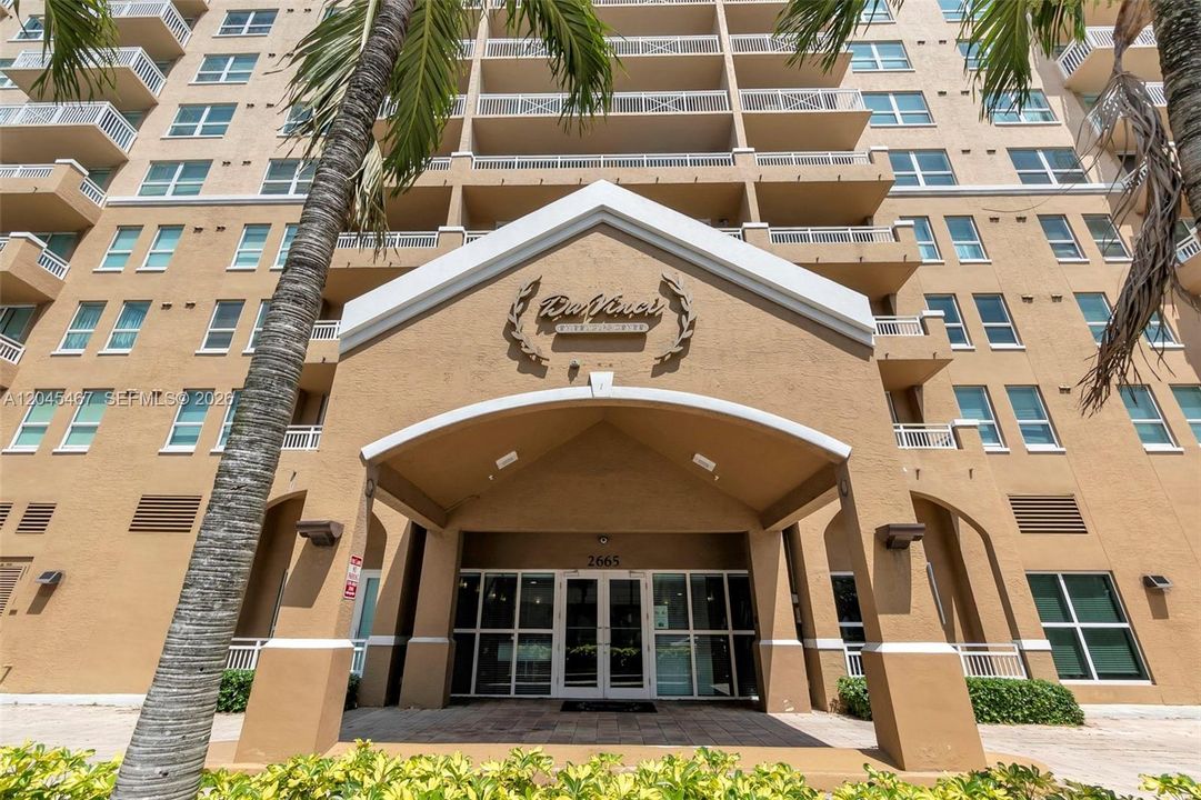 For Rent: $2,300 (1 beds, 1 baths, 711 Square Feet)