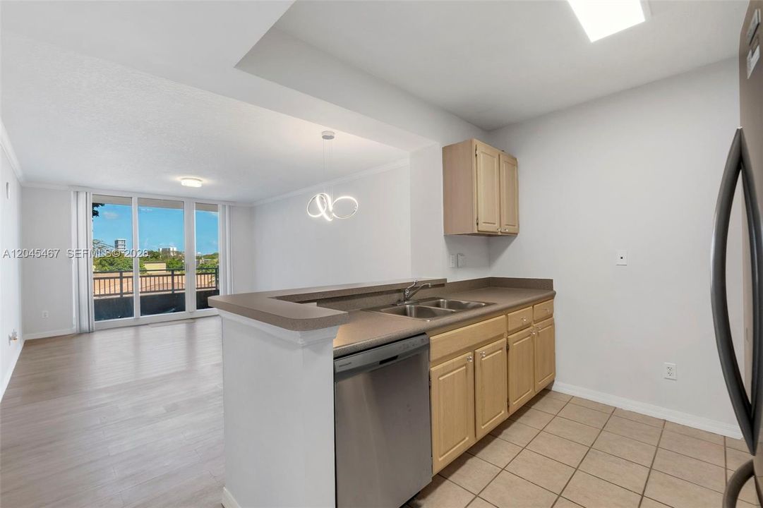 For Rent: $2,300 (1 beds, 1 baths, 711 Square Feet)