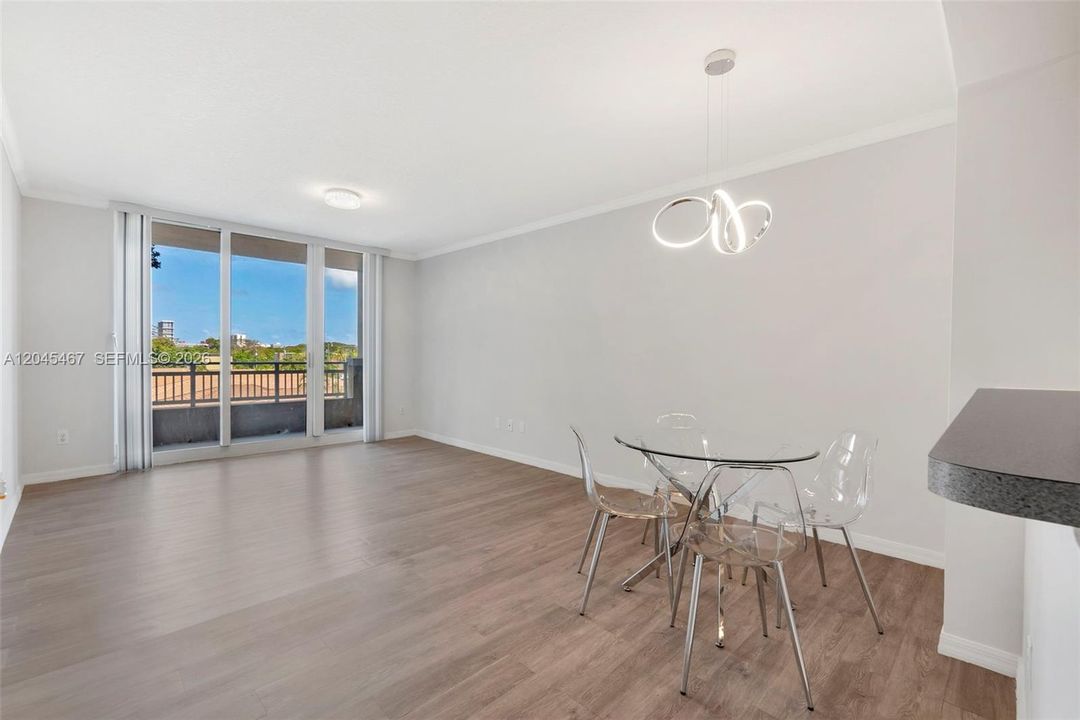 For Rent: $2,300 (1 beds, 1 baths, 711 Square Feet)