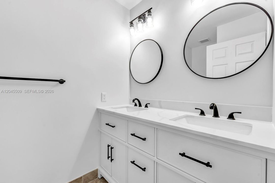 For Rent: $3,975 (4 beds, 2 baths, 1712 Square Feet)