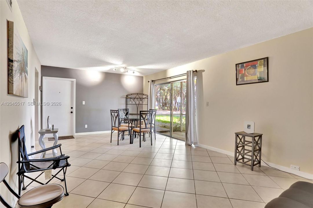 For Sale: $119,000 (1 beds, 1 baths, 738 Square Feet)