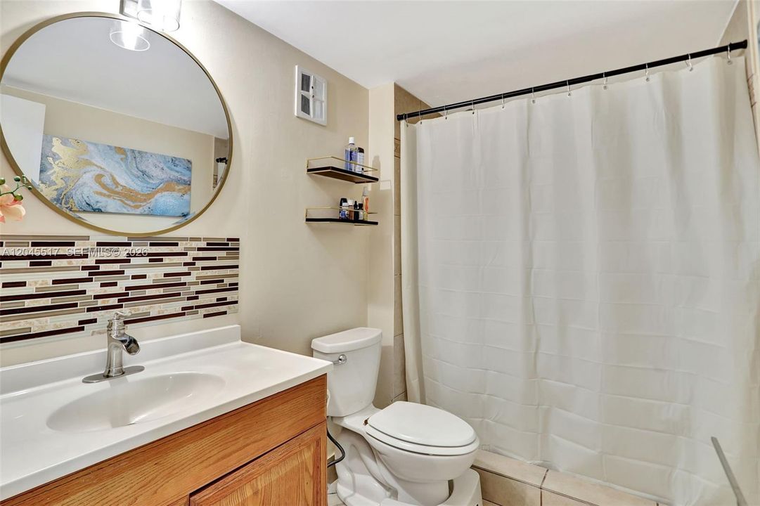 For Sale: $119,000 (1 beds, 1 baths, 738 Square Feet)