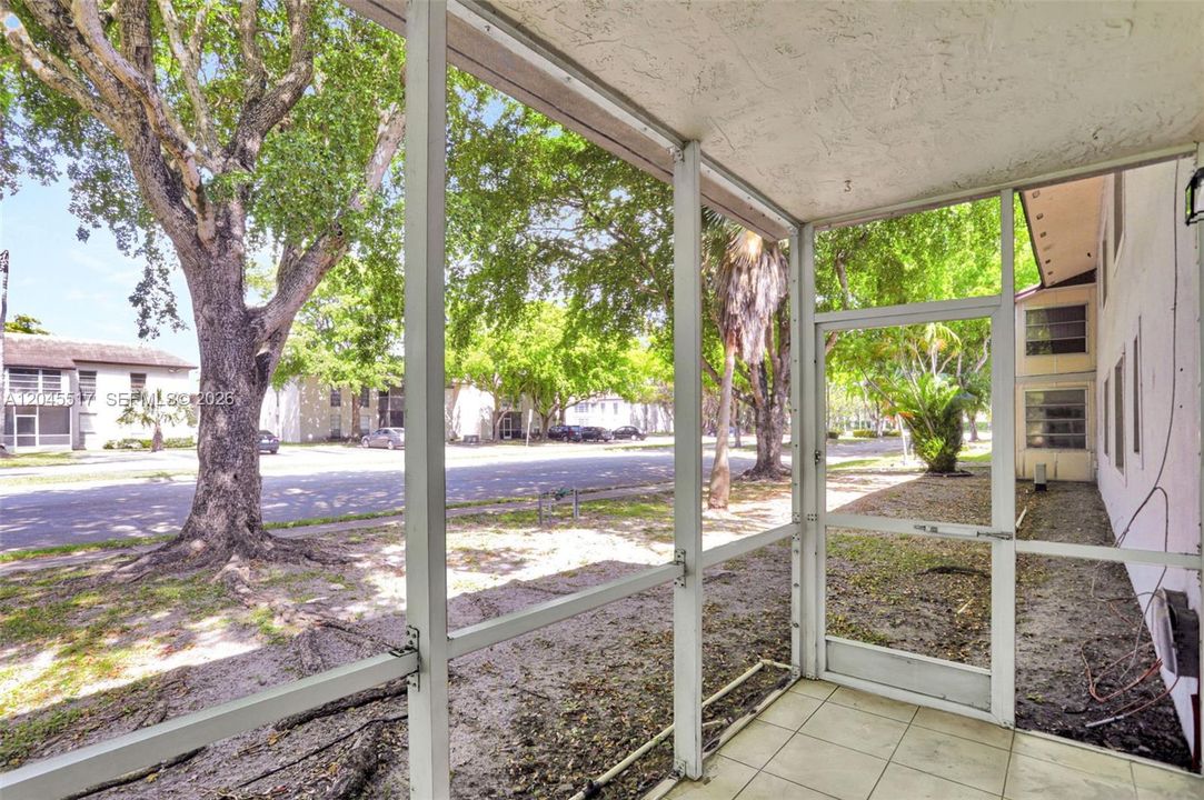For Sale: $119,000 (1 beds, 1 baths, 738 Square Feet)
