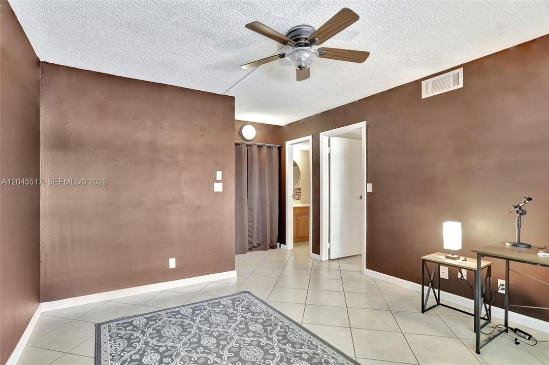For Sale: $119,000 (1 beds, 1 baths, 738 Square Feet)