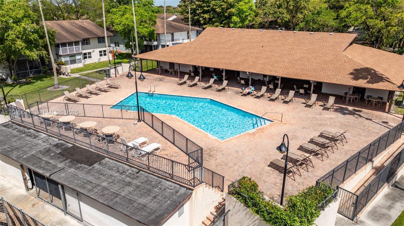 For Sale: $119,000 (1 beds, 1 baths, 738 Square Feet)
