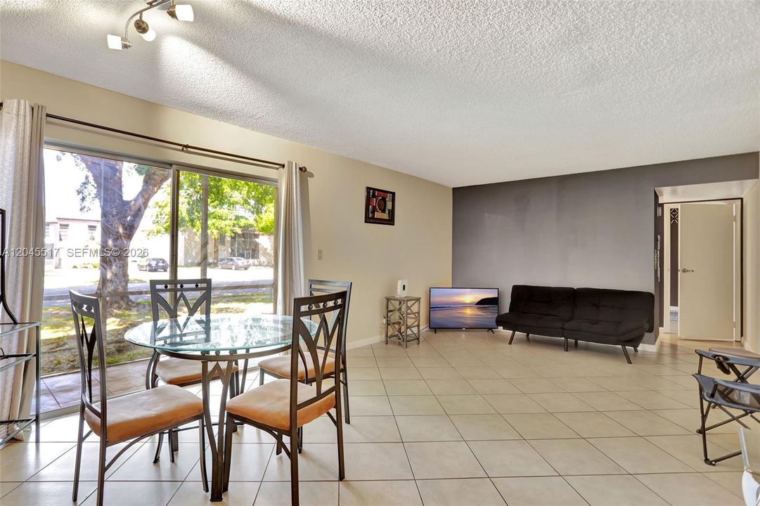 For Sale: $119,000 (1 beds, 1 baths, 738 Square Feet)