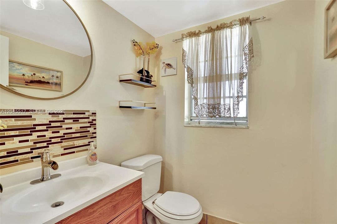 For Sale: $119,000 (1 beds, 1 baths, 738 Square Feet)