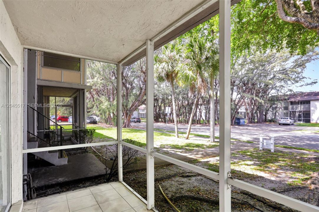 For Sale: $119,000 (1 beds, 1 baths, 738 Square Feet)