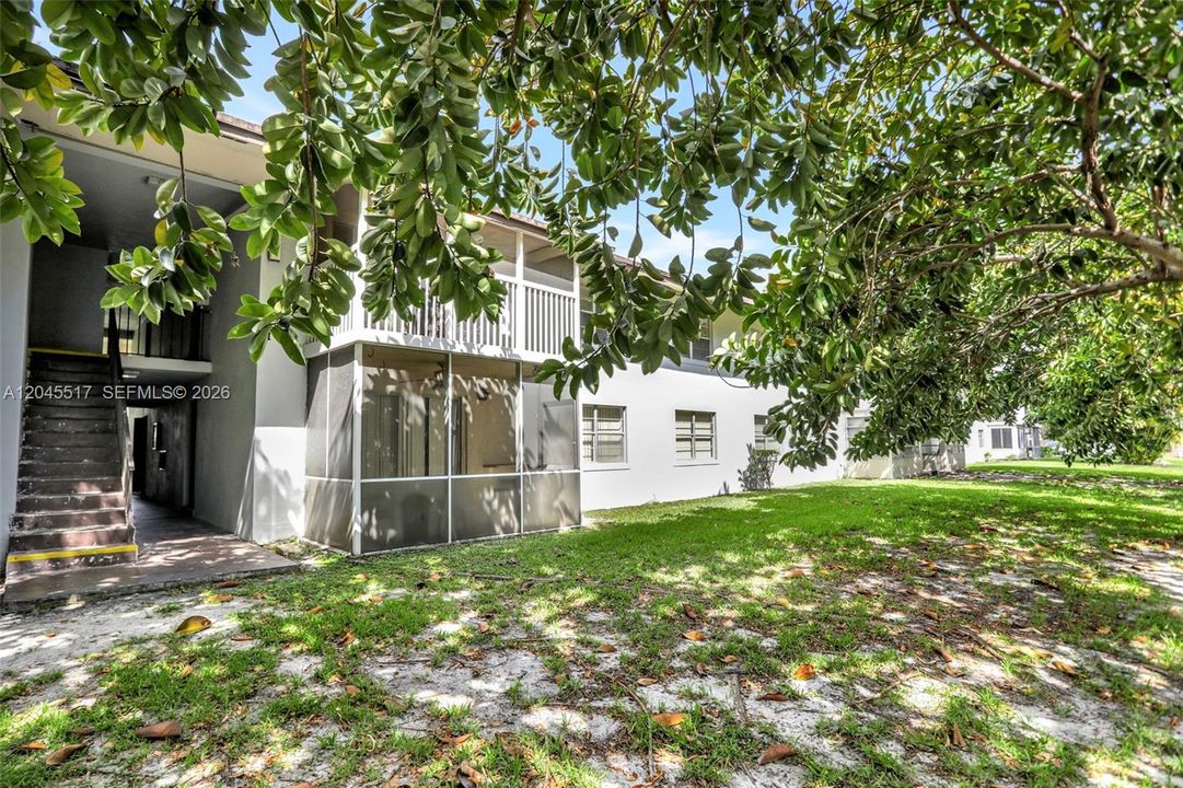 For Sale: $119,000 (1 beds, 1 baths, 738 Square Feet)