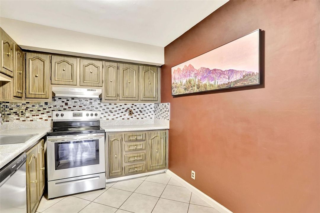 For Sale: $119,000 (1 beds, 1 baths, 738 Square Feet)